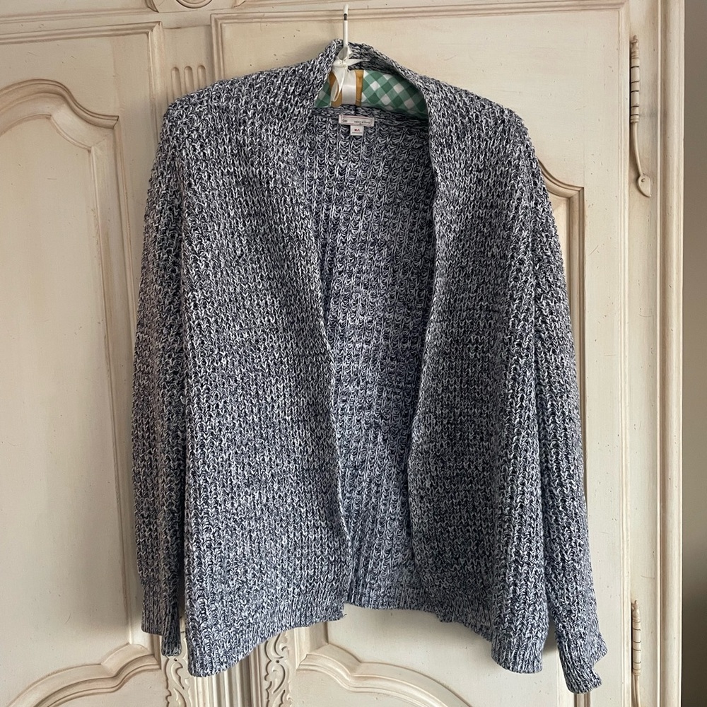 Gap black and white sweater
